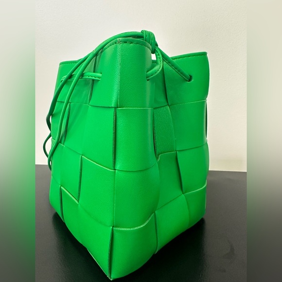 <SOLD> Bottega Veneta Small Green Cassette Bucket Bag - Picture 5 of 9